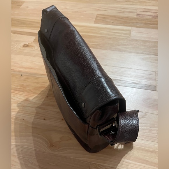 Kenneth Cole Brown Leather Heritage Messenger Bag - Picture 5 of 8